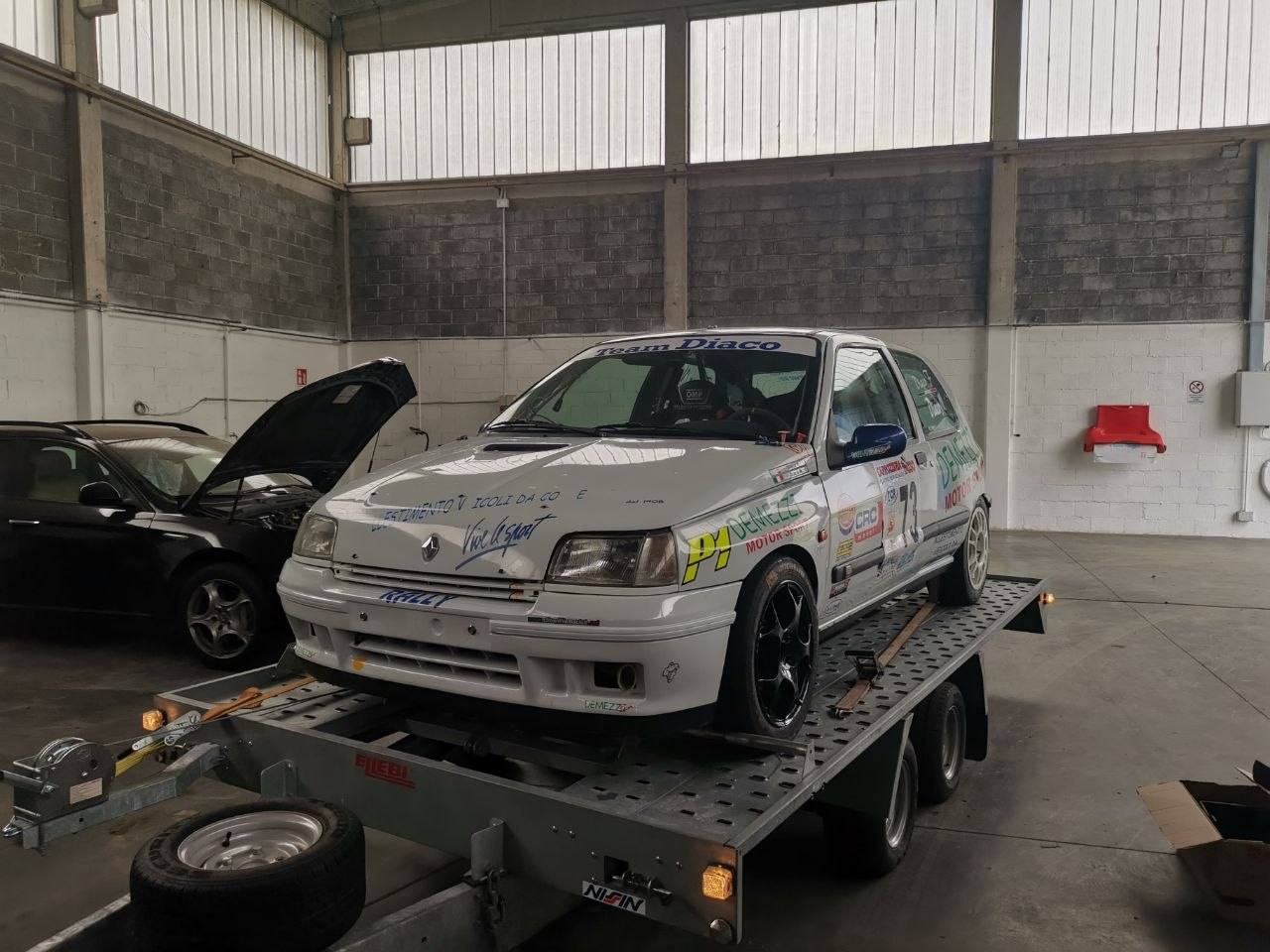 Renault Clio da rally su carrello in officina
