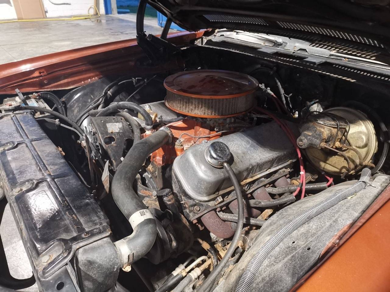 Vano motore V8 di auto d'epoca