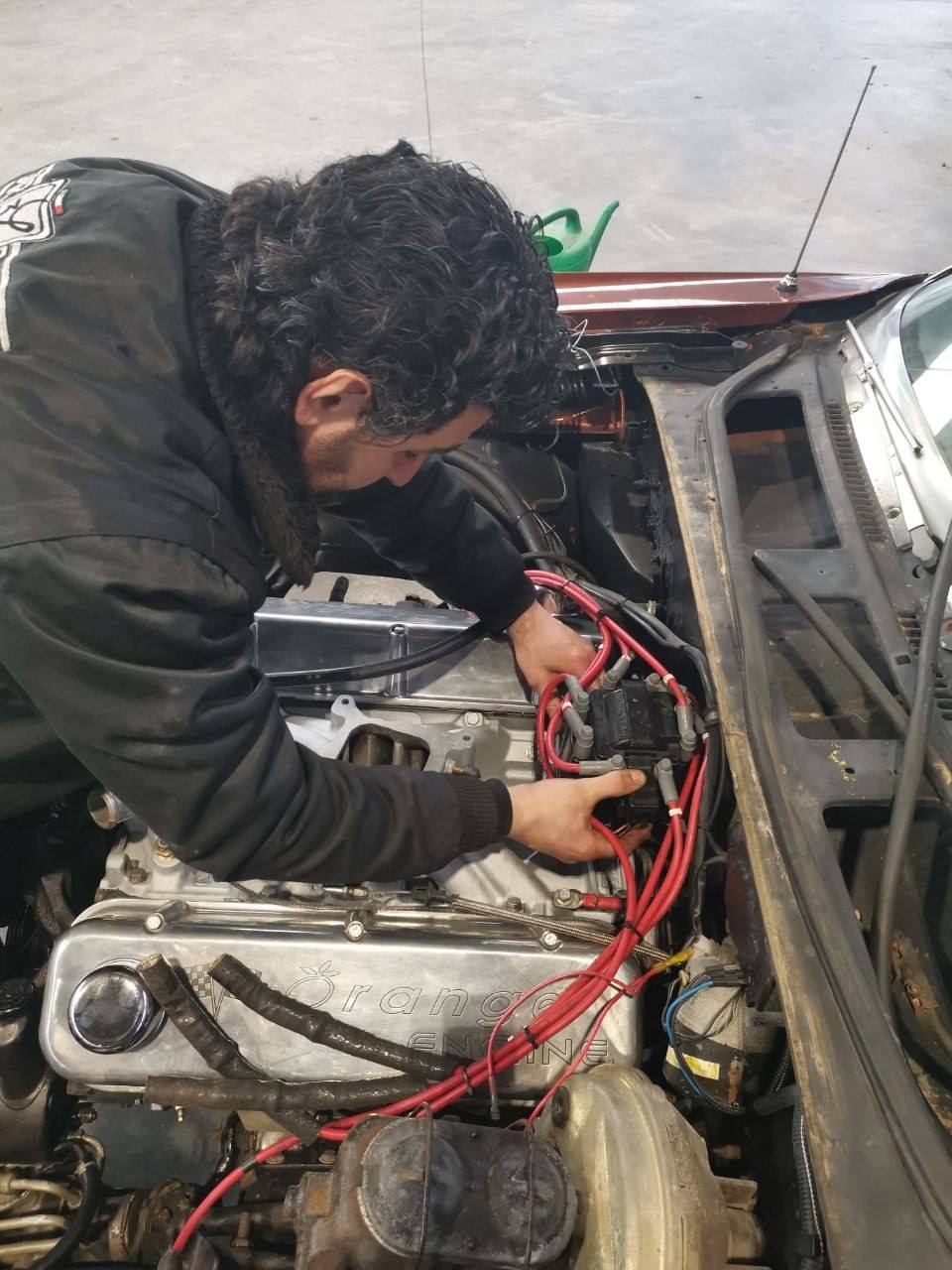 Meccanico al lavoro sul motore