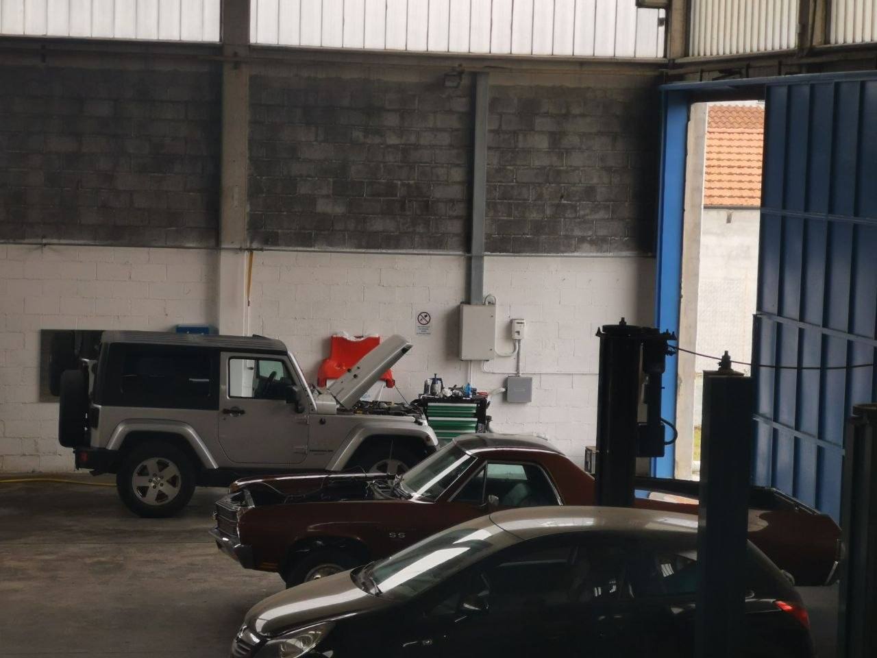 Officina con fuoristrada e auto classiche
