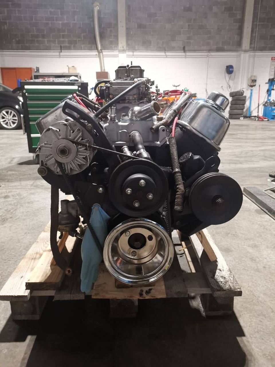 Motore V8 su cavalletto