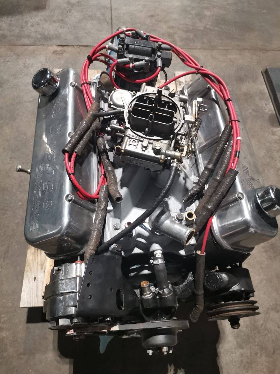 Motore V8 con carburatore su banco