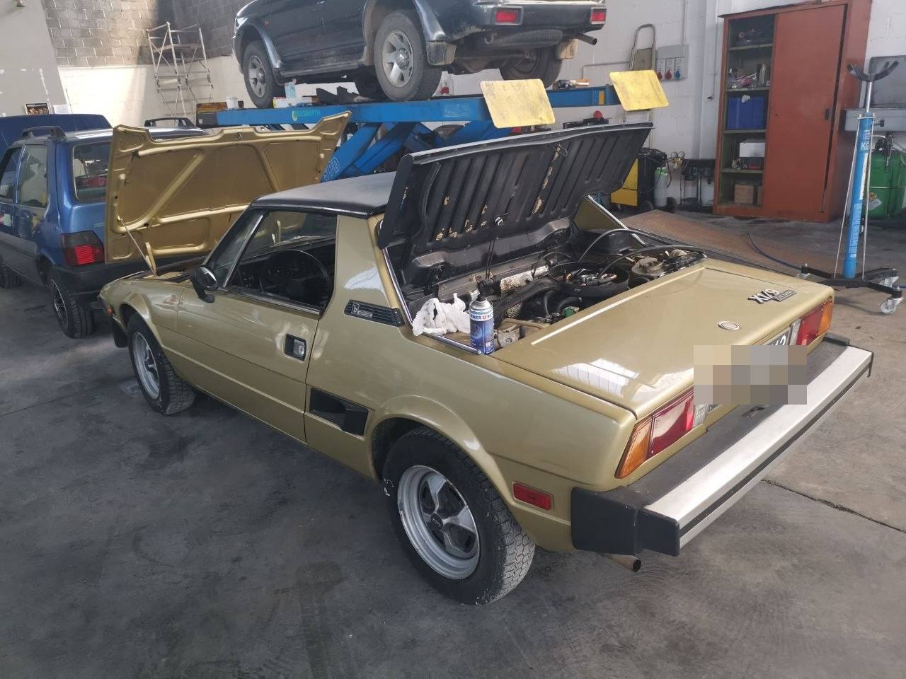 Fiat X1/9 d'epoca in lavorazione